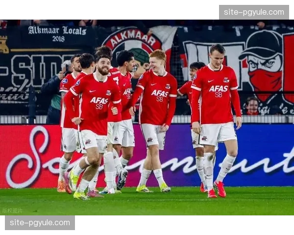 阿贾克斯中场缺乏向前穿透性传球，过度横传回传导致进攻停滞